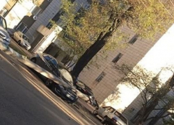 Бетонный столб на иномарку уронил сдающий задним ходом мусоровоз в Ставрополе