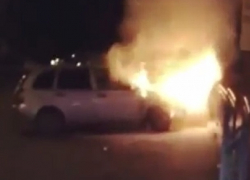 Яркое пламя охватило белую "Калину" на стоянке у шашлычной в Пятигорске