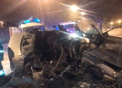 Водитель погиб в ночном столкновении иномарки с деревом в Ставрополе
