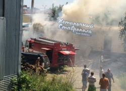 Загорелся павильон рядом с оптовыми складами на Южном рынке в Ставрополе