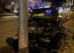 Машина губернатора Ставрополья врезалась в столб