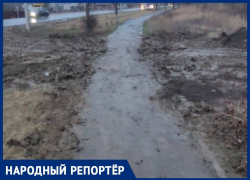 «Просто перекрыли дорогу»: жители Светлограда недовольны расчисткой тротуара на пути в районную больницу — видео
