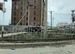 «Порше» «вылетел» с перекрестка на пешеходный тротуар в Ставрополе 