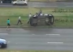 Серьезную аварию с перевернувшейся иномаркой на Кулакова сняли на видео в Ставрополе