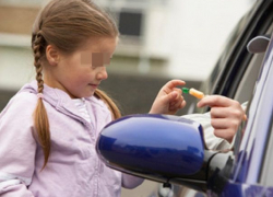 Предлагавший незнакомому ребенку конфету покупатель жестоко избил  сделавших ему замечание мужчин на Ставрополье