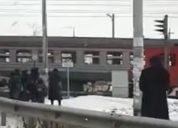 Электричка насмерть сбила переходившего пути подростка на Ставрополье, - очевидцы 