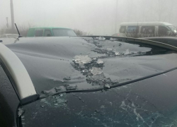 Упавшая с крыши льдина помяла припаркованный автомобиль в Ставрополе