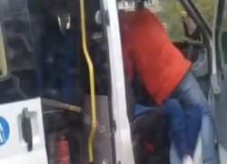 В Ставрополе мужчина на костылях подрался с пассажиром маршрутки
