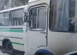 Два ПАЗика столкнулись и попали на видео в центре Ставрополя 