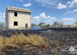 В Минераловодском округе загорелась трава на площади 5 тысяч квадратных метров 