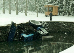 Трактор упал в бассейн во время уборки снега в Кисловодске 