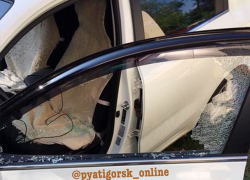 Неизвестные дерзко обокрали автомобиль в Пятигорске