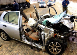 Стали известны подробности утреннего столкновения КамАЗа и легковушки