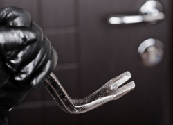 На Ставрополье злоумышленники пытались сломать дверь квартиры, где жила пенсионерка