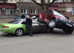 Французский кроссовер переехал японский спортивный автомобиль на центральной улице Ставрополя