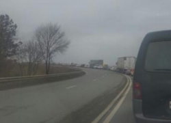 Пробка образовалась на трассе в Минводах из-за столкновения BMW и Nissan