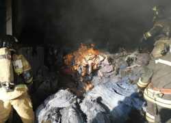 На севере Ставрополя загорелся цех по производству перчаток