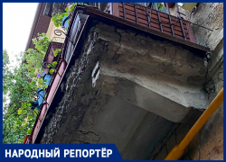 Старые балконы над тротуарами в центре Ставрополя пугают своим состоянием пешеходов
