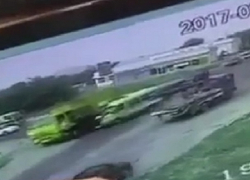 Жуткое видео столкновения пассажирской маршрутки с грузовиком появилось в сети - мусоровоз переехал погибших