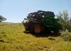 Лихач перевернул зерноуборочный комбайн на полевой дороге и попал в реанимацию в Ставропольском крае 
