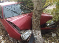 Студент потерял сознание за рулём и врезался в дерево на Ставрополье