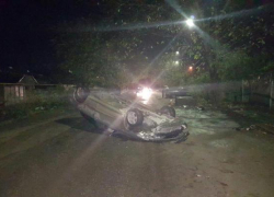 Женщина на авто влетела в бетонную опору и перевернулась в Пятигорске