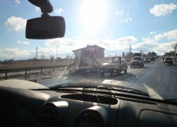 Сильный ветер сбросил с КамАЗа строительный вагончик под Ставрополем