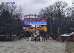 «Висят вниз головой»: аттракцион с людьми заклинило в ставропольском парке Победы