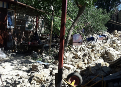 Стена завода "Иней" обвалилась в Ставрополе на частный дом