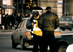 Пьяный водитель и его пассажирка напали на сотрудника ГАИ