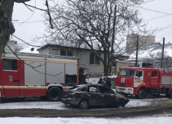 Машина сгорела в гараже частного дома в Ставрополе 