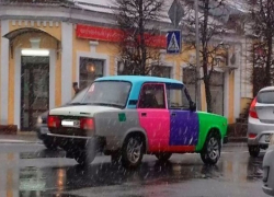 Веселая разноцветная машина разъезжает по Ставрополю