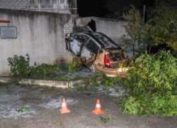 В Невинномысске водитель без прав на своем автомобиле врезался в забор