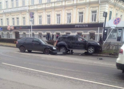 "Приора" и "Дастер" столкнулись и снесли ограждение возле ЦУМа в Ставрополе