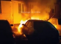 Объятый сильным пламенем автомобиль во дворе Пятигорска попал на видео