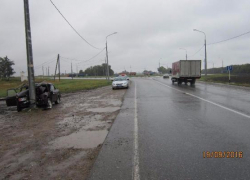 Водитель на высокой скорости врезался в столб и скончался на Ставрополье