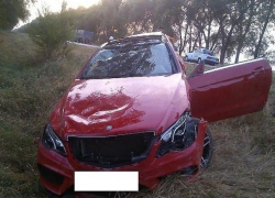 Девушка-лихачка на красном «Мерседес-Бенц» перевернулась и вылетела в кювет на Ставрополье