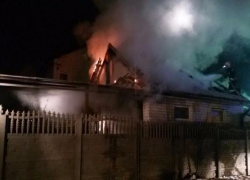 Дом горел ночью внизу улицы Серова в Ставрополе 