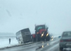 Пассажирский автобус "Москва-Ставрополь" вылетел в кювет в Ростовской области 