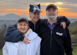 Редкие фотографии с родственниками из Пятигорска показала певица Клава Кока