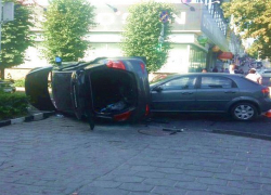 Серьезное ДТП с перевернувшимся кроссовером в центре Ставрополя попало на видео