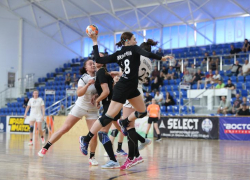 Экзамен «студенткам» не сдали: гандболистки «Ставрополья» в Ижевске уступили «Университету»