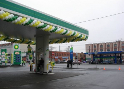 Работнику АЗС, которого избивали клиенты, помог полицейский