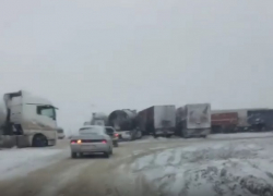 Длинная пробка из большегрузов образовалась на выезде из Ставрополя