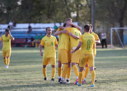 Футбольными чемпионами Ставрополья в четвертый раз подряд стали невинномысские «аграрии»