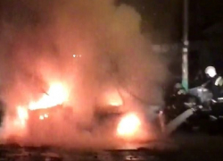 Автомобиль сгорел дотла возле СТО в Ставрополе