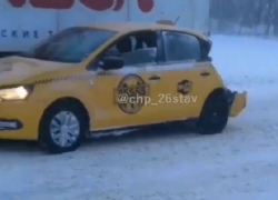 "Как откушенная": после столкновения с автобусом от такси оторвался большой кусок на Ставрополье