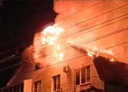 Появилось видео охваченного пламенем многоквартирного дома на улице Серова в Ставрополе