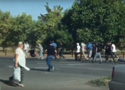 Массовая драка на проезжей части в Буденновске попала на видео