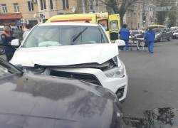 Белый внедорожник протаранил "четырнадцатую" возле цирка в Ставрополе